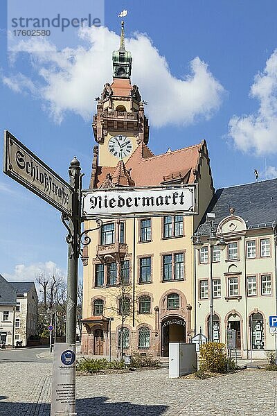 Rathaus mit Straßenschild Niedermarkt  Waldheim  Sachsen  Deutschland  Europa