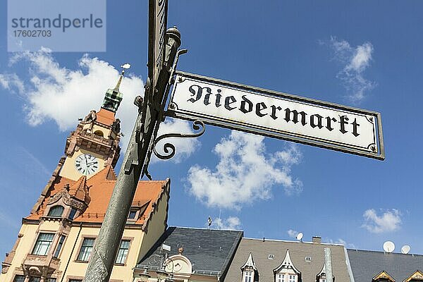Straßenschild Niedermarkt  im Hintergrund das Rathaus  Waldheim  Sachsen  Deutschland  Europa