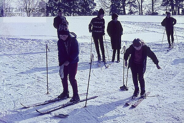 Skifahren auf der Galgenleiten  am Osthang des Bad Tölzer Kalvarienbergs  Bayern  Deutschland  Sechziger Jahre  Europa