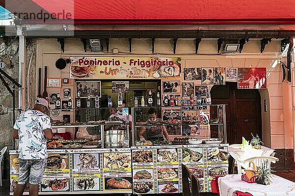 Imbiss  Spezialitäten  Ballaro Markt  ältester Straßenmarkt in Palermo  Albergheria Viertel  Palermo  Sizilien  Italien  Europa