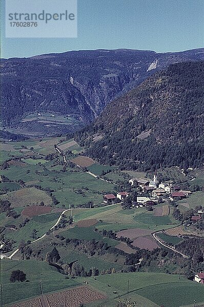 Blick auf Tisens  Etschtal  südlich von Meran  Südtirol  Italien  sechziger Jahre  Europa