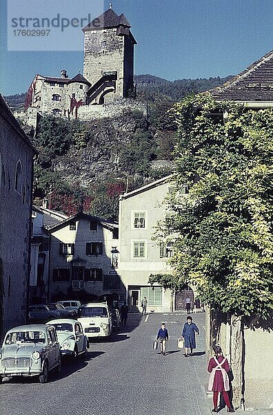 Klausen mit Schloss  Südtirol  Italien  sechziger Jahre  Europa