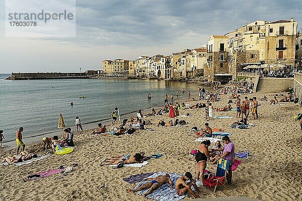 Blick auf die Stadt Cefalu mit Strand  Cefalu  Sizilien  Italien  Europa