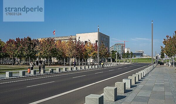 Die Annemarie-Renner-Straße am Bundeskanzleramt  Berlin  Deutschland  Europa