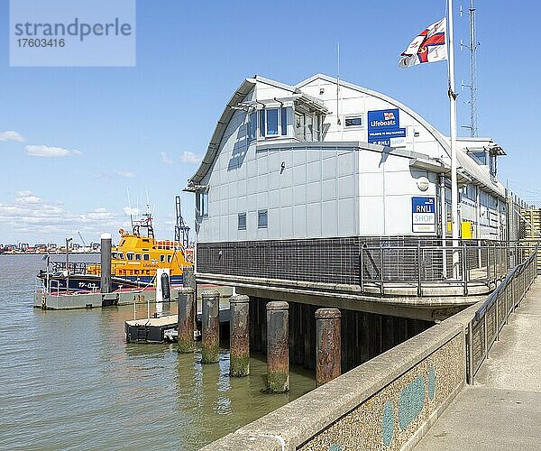 Moderne Architektur der RNLI-Rettungsbootstation  Harwich  Essex  England  UK