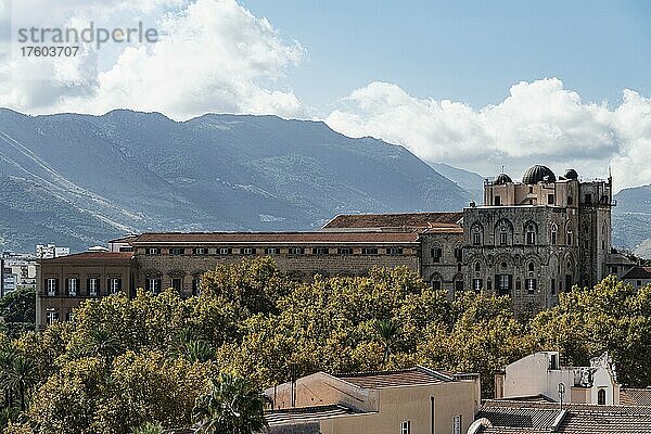 Blick auf den Normannenpalast  hinten Berge  Palermo  Sizilien  Italien  Europa