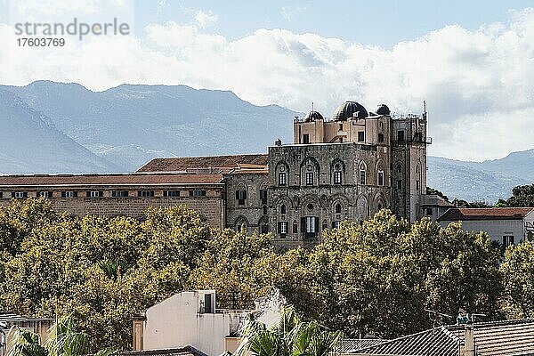Blick auf den Normannenpalast  Palermo  Sizilien  Italien  Italien  Europa