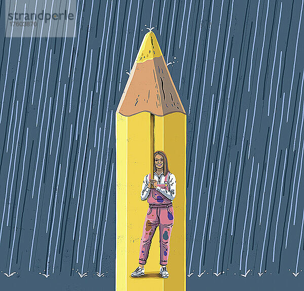 Glückliche Künstlerin schützt sich unter einem Bleistiftschirm vor Regen