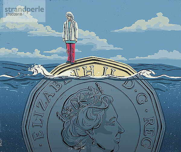 Ältere Frau steht auf einer im Meer schwimmenden britischen Pfundmünze