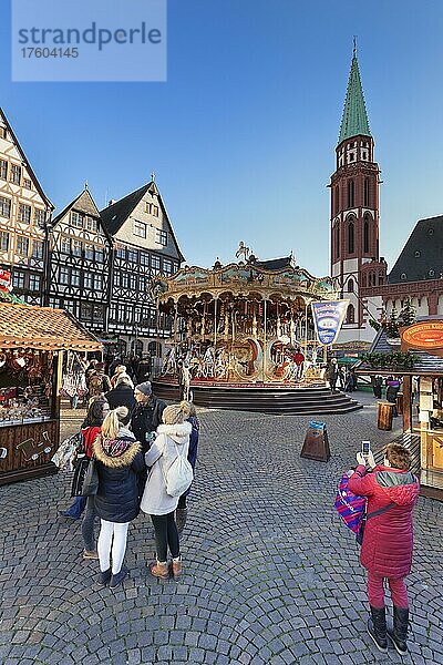 Weihnachtsmarkt auf dem Römerberg  Nikolaikirche  Frankfurt  Hessen  Deutschland  Europa