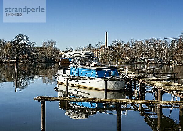 Ein altes Motorboot steht an einem kaputten Holzsteg an der Havel in Spandau  Berlin  Deutschland  Europa