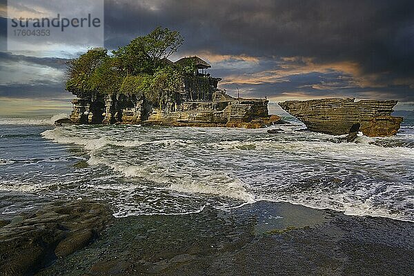 Meerestempel Pura Tanah Lot  kurz vor Sonnenuntergang  Tabanan  Bali  Indonesien  Asien