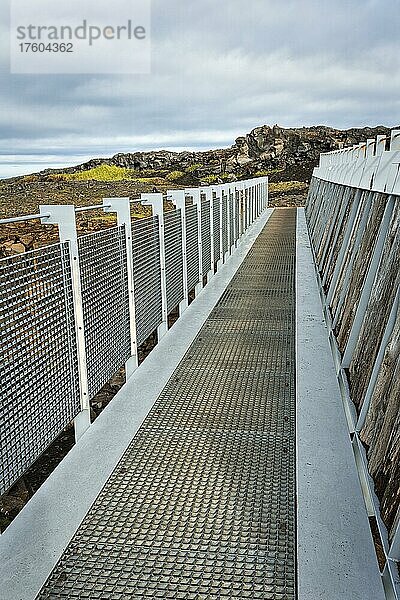 Brücke aus Metallgitter über Kontinentalspalte  Mittelatlantischer Rücken  Vulkanlandschaft  Halbinsel Reykjanes  nahe Reykjavik  Island  Europa