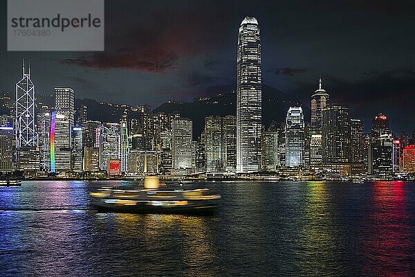 Blick zur blauen Stunde von Kowloon auf die Skyline auf Hongkong Island am Hongkong River  Central  mit Bank of China ganz links und dem IFC Tower rechts  Hongkong  China  Asien