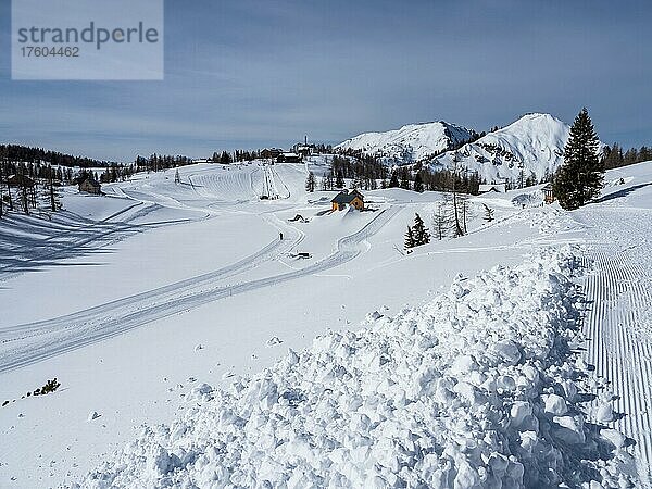 Blauer Himmel über Winterlandschaft  verschneite Berggipfel  Tauplitzalm  Steiermark  Österreich  Europa