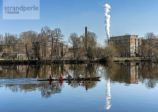 Die Schornsteine des Vattenfall Heizkraftwerk  Ruderboot  Havel in Spandau  Berlin  Deutschland  Europa