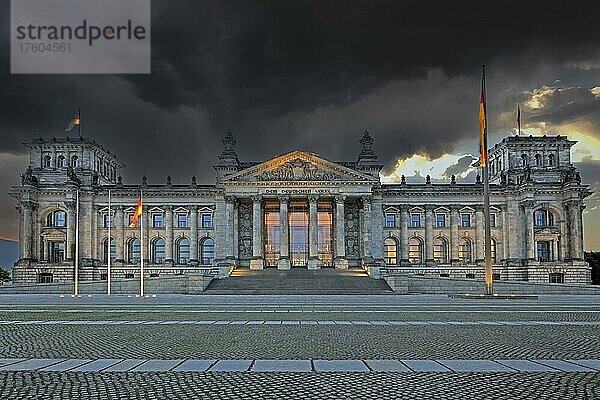 Reichstag in Berlin  Gewitterwolken am frühen Morgen bei Sonnenaufgang  Berlin  Deutschland  Europa