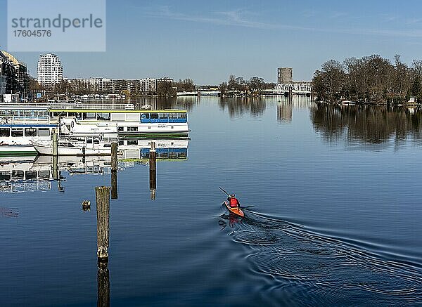 Paddelboot auf der Havel in Spandau  Berlin  Deutschland  Europa