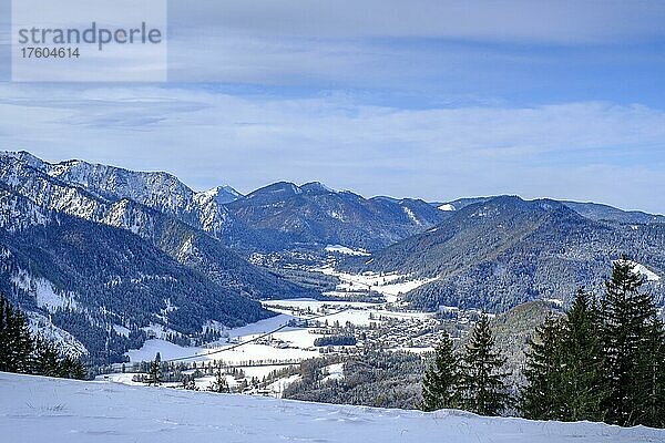 Aussicht auf das Leitzachtal im Winter von den Spitzingalmen  Wendelsteingebiet  Mangfallgebirge  Oberbayern  Bayern  Deutschland  Europa