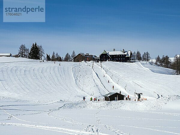Skilift und Skipiste beim Naturfreundehaus  Tauplitzalm  Steiermark  Österreich  Europa