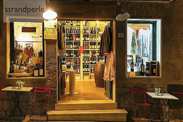 Geschäft für Kleidung und Wein in Bolgheri  Maremma  Provinz Livorno  Toskana  Italien  Europa