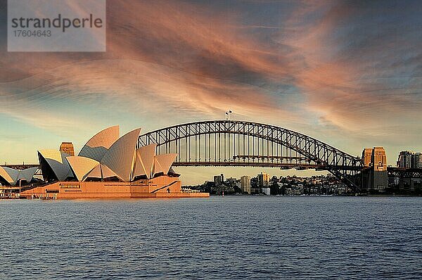 Oper von Sydney von der Harbour Bridge aus gesehen  am frühen Morgen  Sydney  New South Wales  Australien  Ozeanien