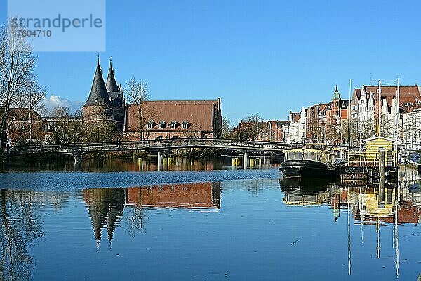 Blick auf die Trave mit Holstentor  Lübeck  Schlewig-Holstein  Deutschland  Europa