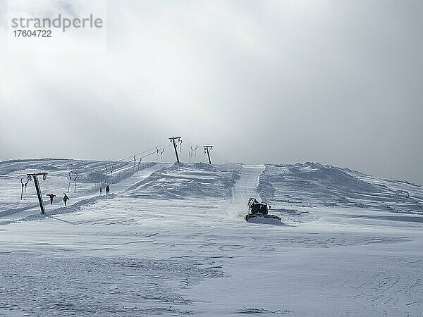 Pistenraupe oder Pistenbully planiert Skipiste  Gipfellift am Lawinenstein  Tauplitzalm  Steiermark  Österreich  Europa