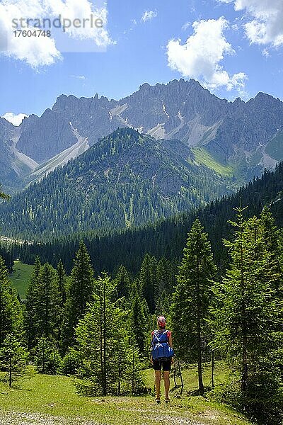 Wanderer  Bergsteiger an der Eppzirler Alm  Eppzirler Tal  bei Scharnitz  Gießenbach  Karwendelgebirge  Tirol  Österreich  Europa