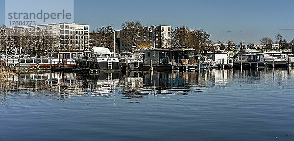 Steg mit Hausbooten und Motorbooten an der Seebrücke in Spandau  Berlin  Deutschland  Europa