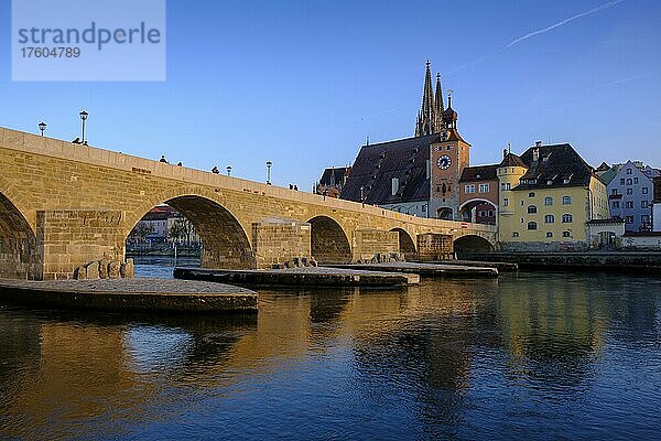 Stadtansicht mit Steinerner Brücke  Brückentor  Dom  Wasserspiegelung in der Donau  Sonnenuntergang  Regensburg  Oberpfalz  Bayern  Deutschland  Europa