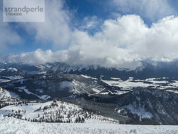Winterlandschaft  Grimming Gebirgsstock in Wolken  Aussicht vom Skigebiet Tauplitzalm  Steiermark  Österreich  Europa