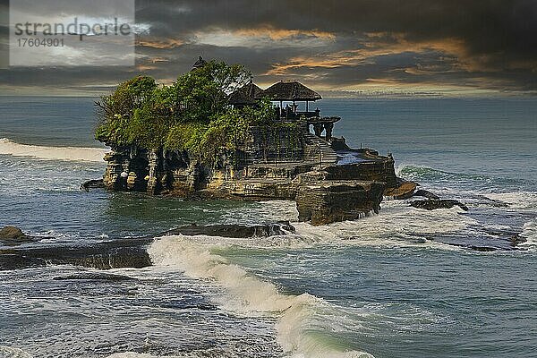 Meerestempel Pura Tanah Lot  kurz vor Sonnenuntergang  Tabanan  Bali  Indonesien  Asien