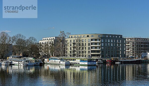 Baustellen im Neubaugebiet an der Havel bei der Insel Eiswerder  Berlin  Deutschland  Europa