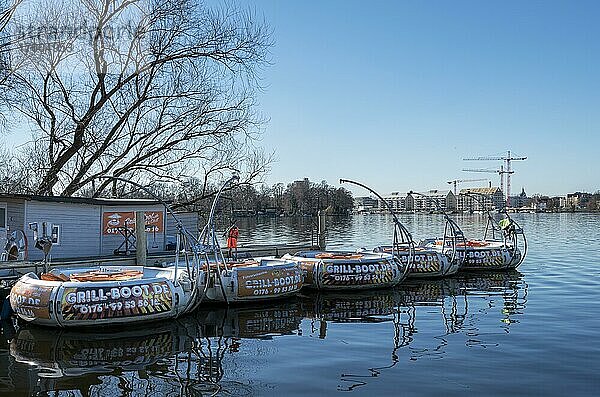 Grill-Boote zum Mieten  Havel in Spandau  Berlin  Deutschland  Europa