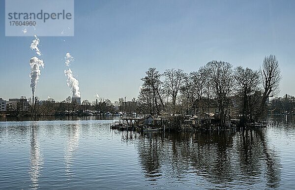 Die Schornsteine des Vattenfall Heizkraftwerk an der Havel in Spandau  Berlin  Deutschland  Europa