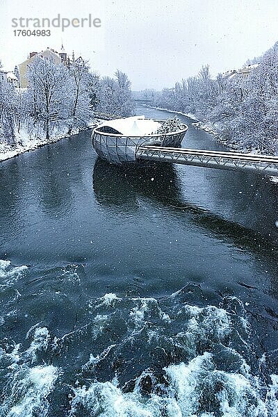 Mur mit Murinselbrücke in Graz  Schnee  im Winter  Steiermark  Österreich  Europa