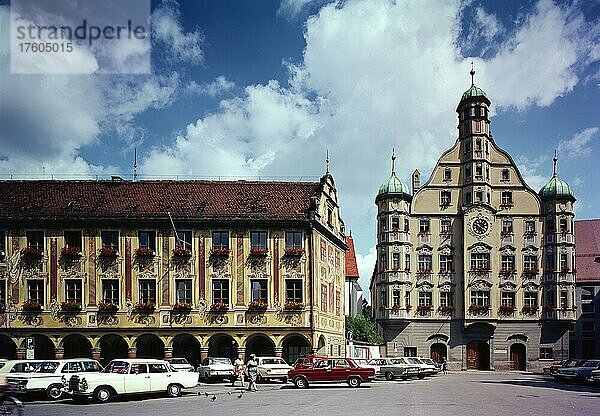 Parkende Autos  Marktplatz mit Steuerhaus und Rathaus  Memmingen  Schwaben  Bayern  Deutschland  Historische Fotografie um 1975  Europa