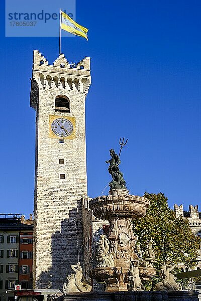 Piazza del Duomo  mit Neptunbrunnen  Fontana del Nettuno  und Palazzo Pretorio  Tridentinisches Diözesanmuseum Trient  Trento  Trentino  Italien  Europa