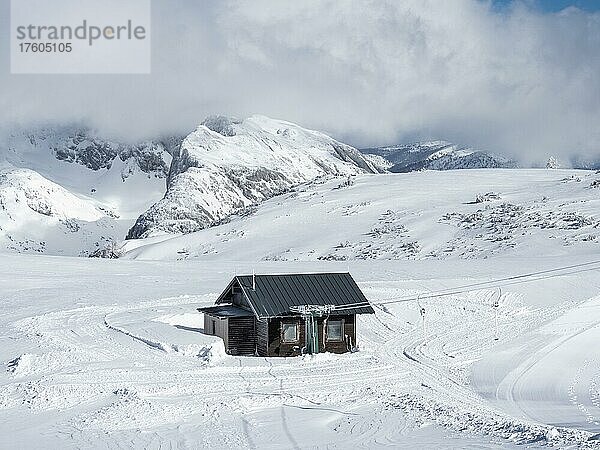 Skilift  Winterlandschaft  verschneite Berggipfel  Gipfellift am Lawinenstein  Tauplitzalm  Steiermark  Österreich  Europa