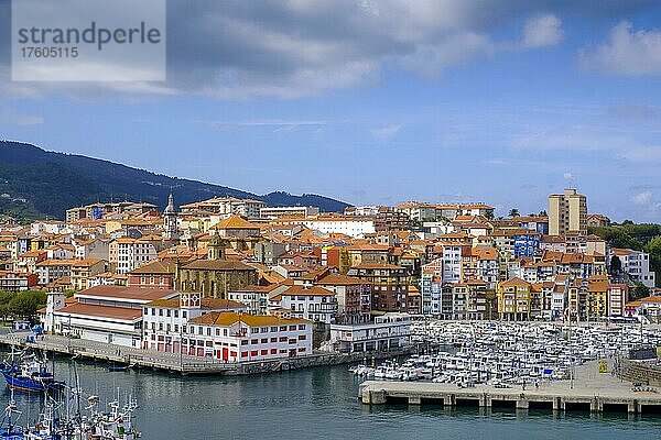 Hafen  Blick auf Bermeo  Golf von Biskaya  Baskenland  Provinz Bizkaia  Provinz Biskaya  Nordspanien  Spanien  Europa