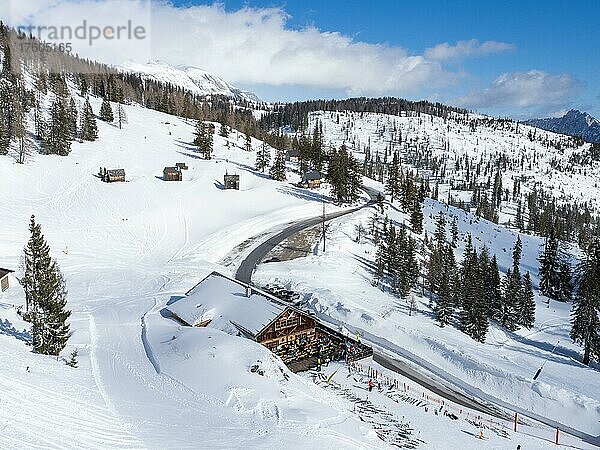 Winterlandschaft  Skihütten und Schöni-Alm. Tauplitzalm  Steiermark  Österreich  Europa