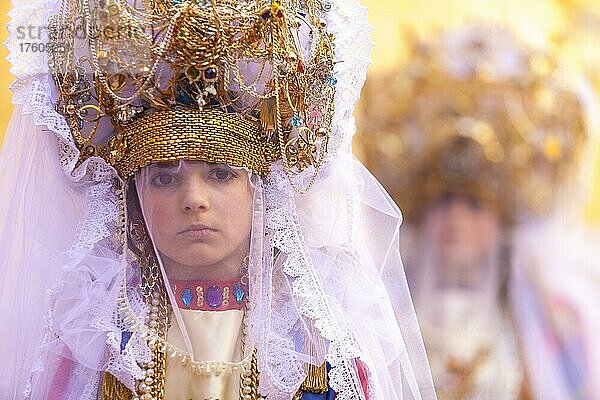 Porträt eines Mädchens in der einzigartigen traditionellen Tracht der Veroniche während der historischen Prozessionen am Gründonnerstag in Marsala  Sizilien  Italien  Europa