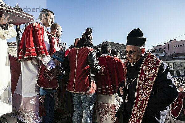 Der Pfarrer geht während der Karfreitagszeremonie im Dorf Mussomeli  die Treppen Kathedrale hinauf  Sizilien  Italien  Europa
