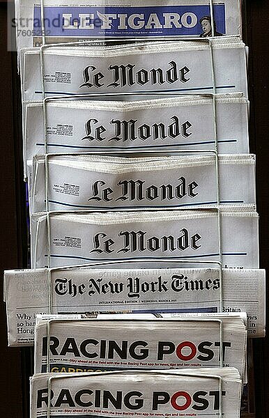 Zeitungen in einer Auslage vor einem Zeitungsgeschäft  UK  Racing Post  Le Monde  New York Times  Le Figaro
