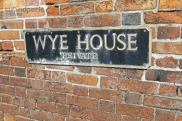 Schild Privatbesitz rote Ziegelmauer  Wye House  Marlborough  Wiltshire  England  UK