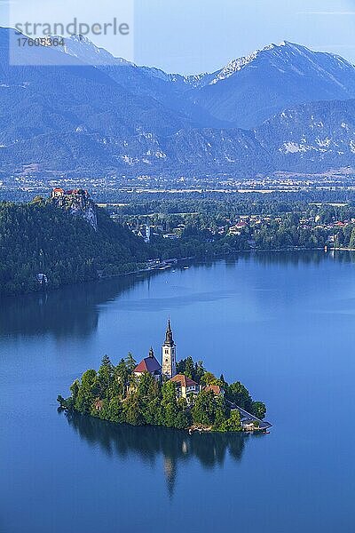 Die Insel Bled mit ihrer Kirche im Bleder See  umgeben von den Julischen Alpen im Bleder See  Slowenien  Europa