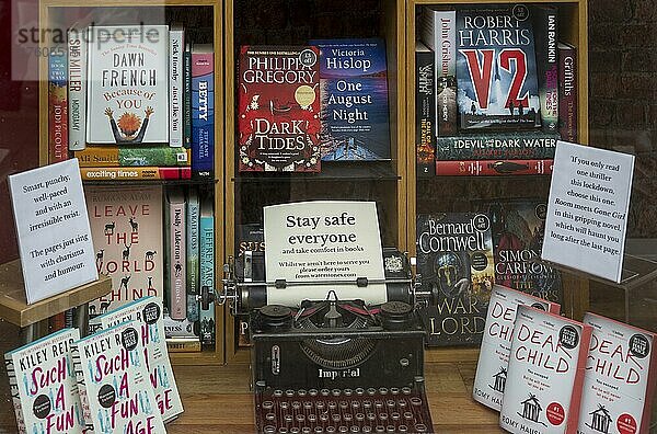 Schaufensterauslage mit Büchern mit der Botschaft Stay Safe Everyone  Waterstones  Bury St Edmunds  Suffolk  England  UK