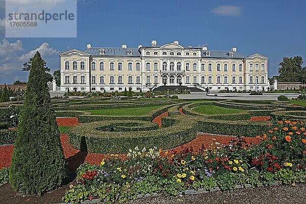 Schlosspark  Schloss  erbaut 1735-1740  Rundale  Bauska  Lettland  Baltikum  Europa