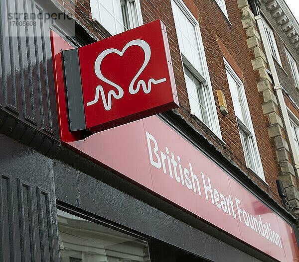 An der Wand montiertes Schild vor dem Wohltätigkeitsladen der British Heart Foundation  Devizes  Wiltshire  England  UK